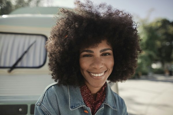 ¿Cómo lograr un look vintage con prendas modernas?